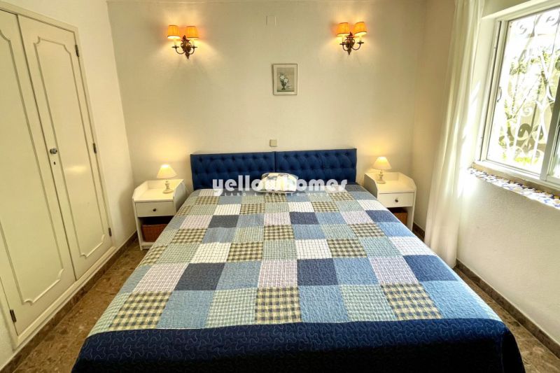 Acolhedor T2 no rés-do-chão com piscina e jardim comum em Quarteira